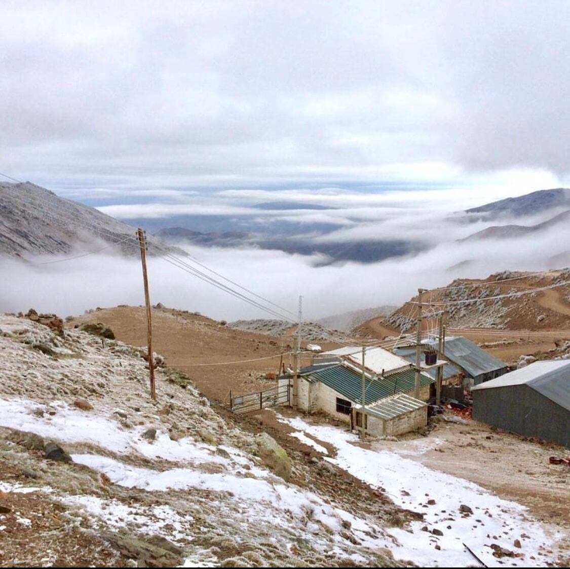 La cencellada blanca sucede cuando hay temperaturas por debajo de los cero grados y las nubes se encuentran tocando la superficie.