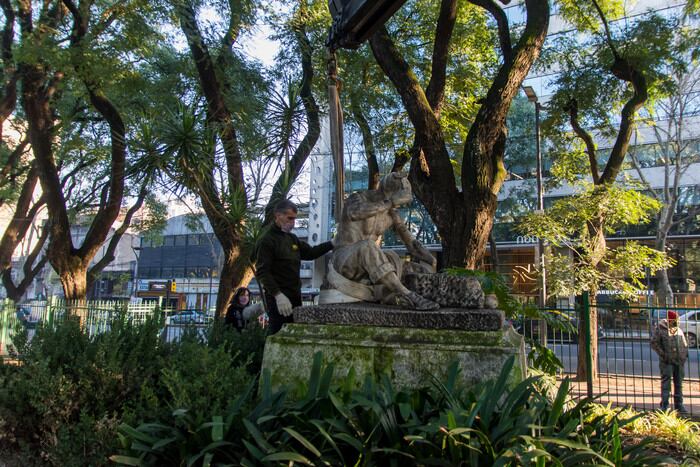 Realizan mejoras a la escultura ubicada en Parque Patricios.