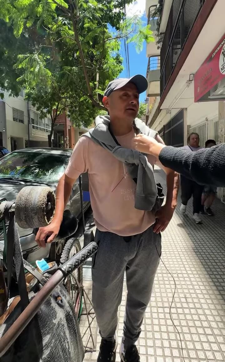 Reveló su sueldo en un video.