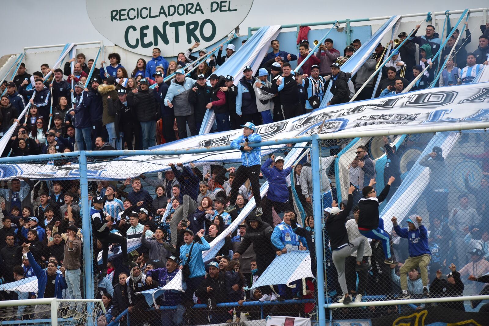 Algunos hinchas de Racing expresaron su enojo por el mal momento que atraviesa el equipo (Foto: Javier Ferreyra / La Voz).