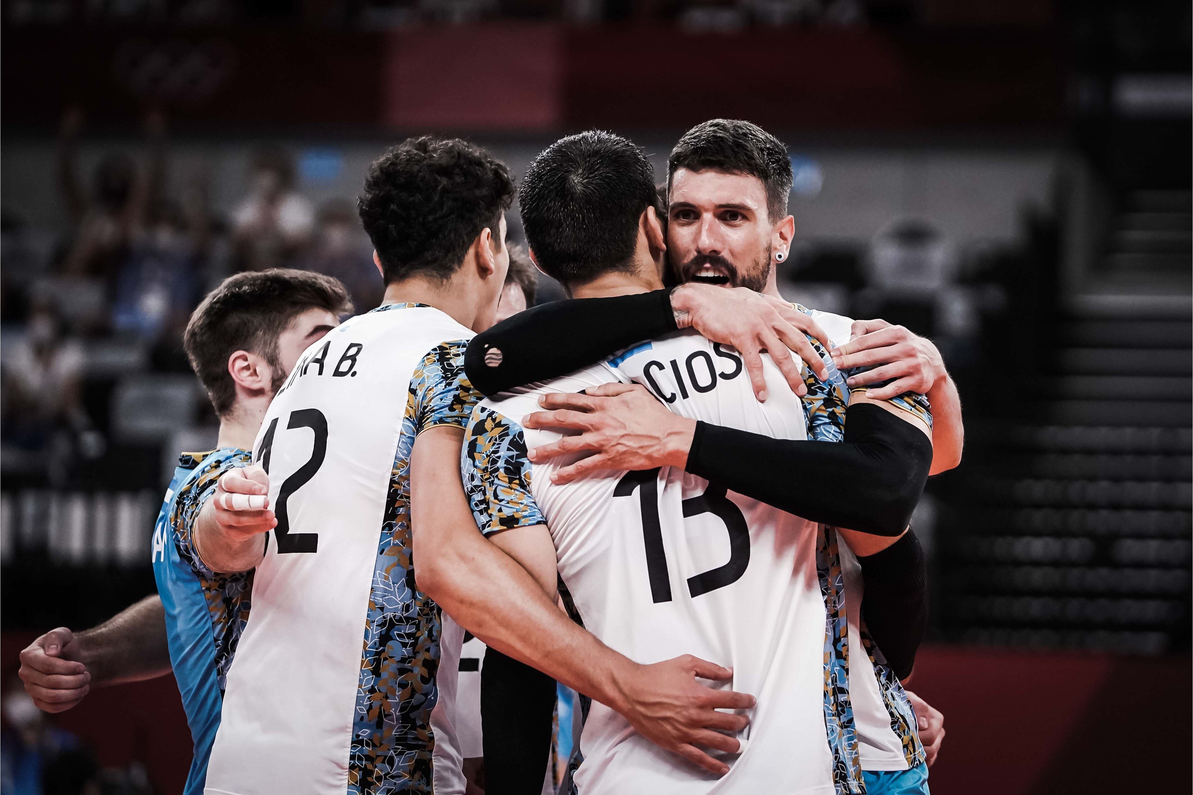 El seleccionado argentino unido en el festejo por la clasificación a las semifinales de los Juegos Olímpicos. (@Voley_FeVA)