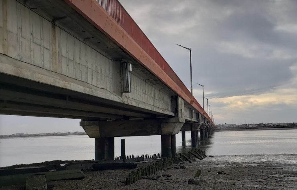 El puente General Mosconi une el centro de la ciudad con la margen sur.