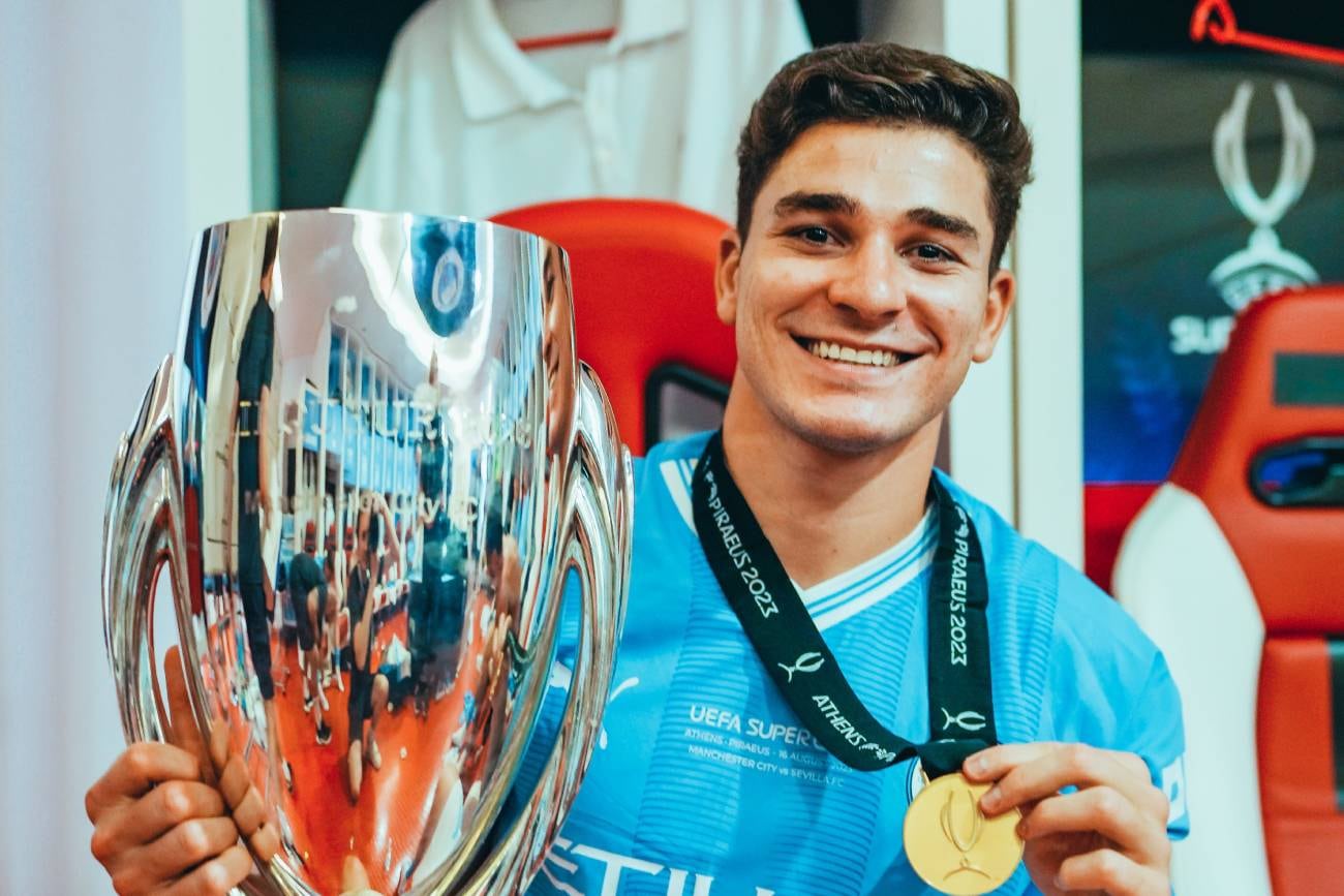 Julián Álvarez y una nueva consagración. Con el Supercopa de Europa lleva 14 títulos, a sus 23 años. (Prensa Manchester City)