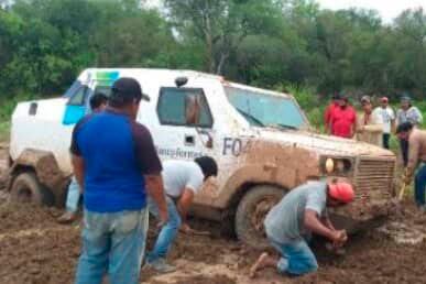 El vehículo que envió el Banco Formosa para pagarle a las comunidades aborígenes quedó por el camino