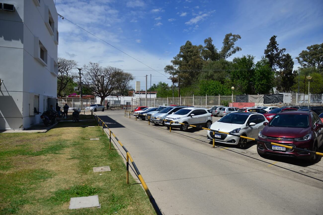 Los trabajadores del Hospital Misericordia reclaman por la inseguridad en el sector. (Nicolás Bravo / La Voz)