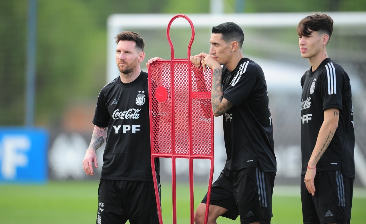 Lionel Messi en el predio de la AFA en Ezeiza, donde el seleccionado argentina prepara el partido con Uruguay por las eliminatorias sudamericanas. (Gentileza Clarín)