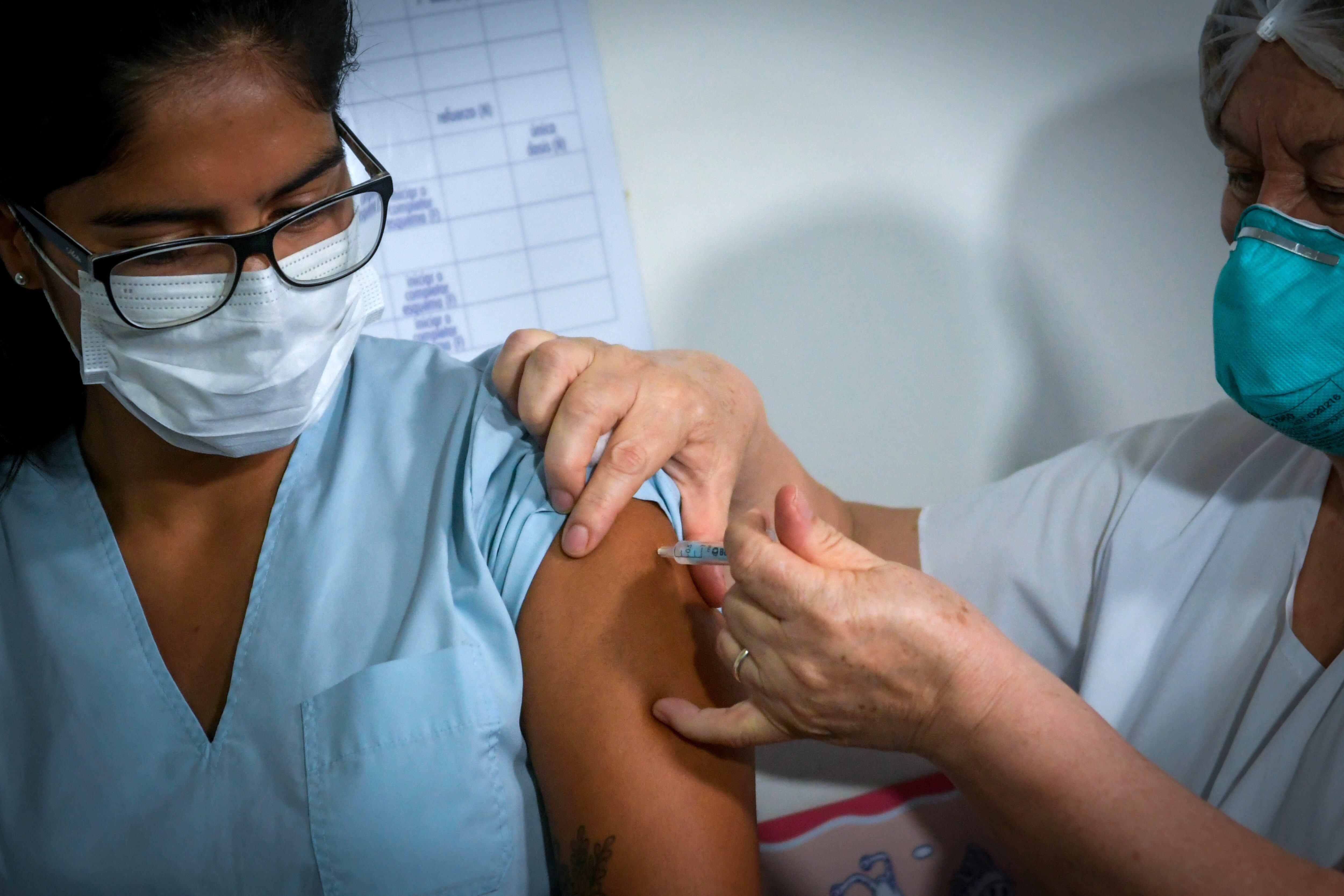 Enfermera recibiendo la vacuna contra el coronavirus (Foto: Orlando Pelichotti / Los Andes)

