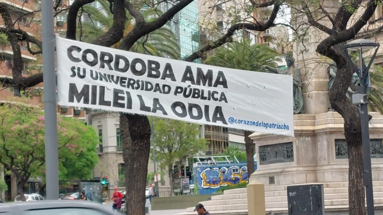 Pasacalle en la ex Plaza Vélez Sarsfield, en Córdoba.