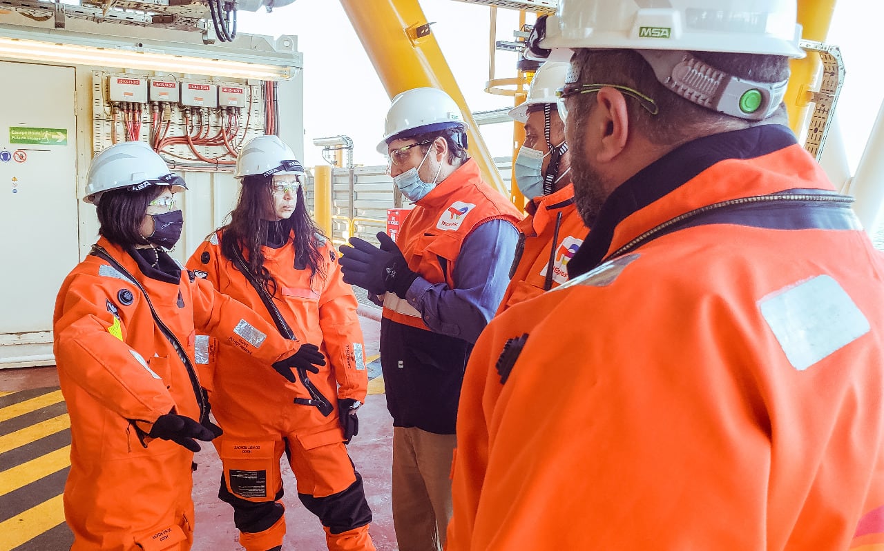 Funcionarias provinciales visitaron la plataforma offshore.