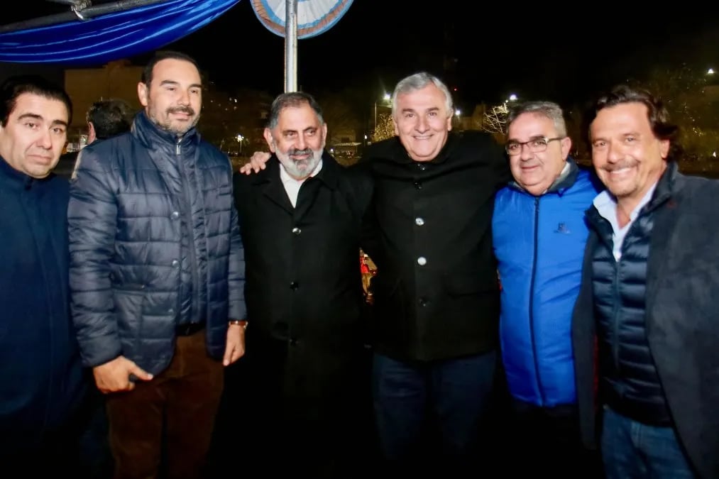 El gobernador Gerardo Morales y el intendente Raúl Jorge, acompañados por los gobernadores Gustavo Valdés de Corrientes, Raúl Jalil de Catamarca y Gustavo Sáenz de Salta, y el vicegobernador de Tucumán, Sergio Mansilla, presenciando la  marcha evocativa del Éxodo Jujeño.