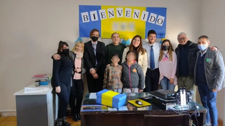 Vistió su despacho con los colores de Boca para comunicar una adopción.