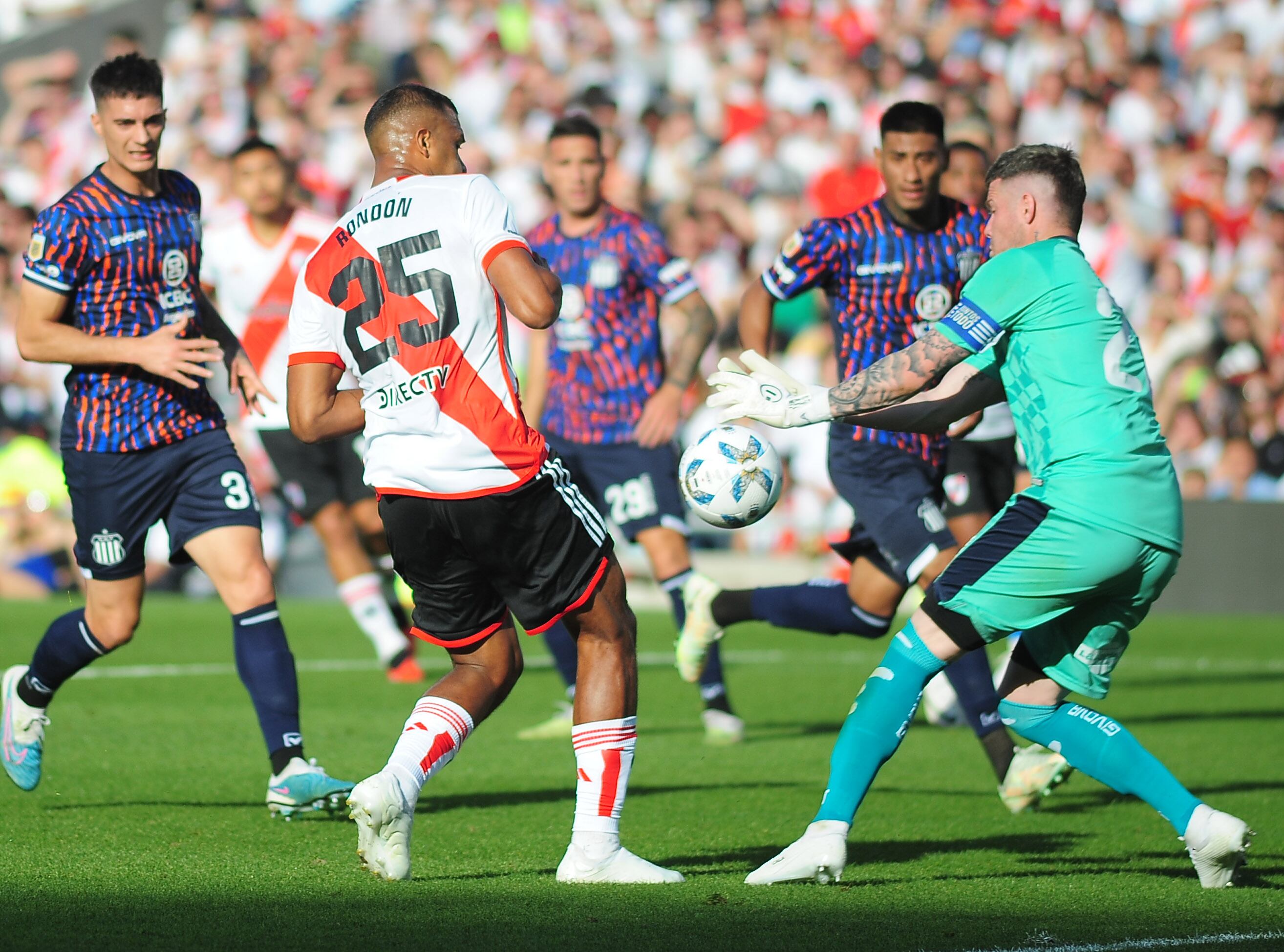 Instante fatal. Guido Herrera dudó ante la arremetida de Salomón Rondón y la jugada fortuita terminará en el gol de River, que después de mucho tiempo pudo festehar frente a Talleres en el Monumental. (Fotobaires)