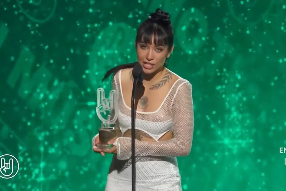 María Becerra al recibir su premio en Puerto Rico.