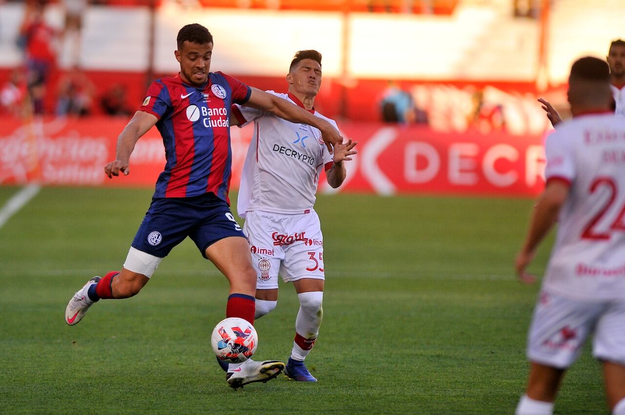 Huracán y San Lorenzo empatan 0-0 en Parque Patricios