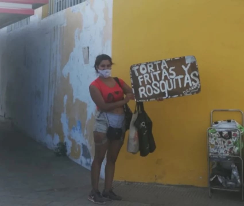 " Nos vimos obligados a salir a buscar algo para llevar el plato de comida a la casa”, contó Antonella.