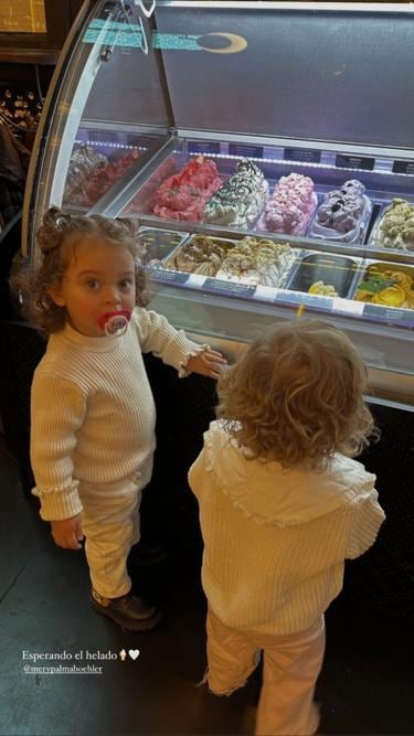 Nina Martínez esperando el helado. 