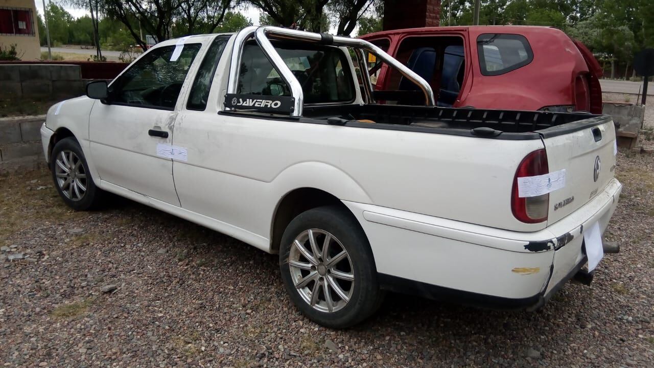 Intentaron huir de la policía en El Carrizal, les dispararon a los efectivos durante la persecución y fueron detenidos cuando volcaron en la camioneta. Foto: Prensa Ministerio de Seguridad.