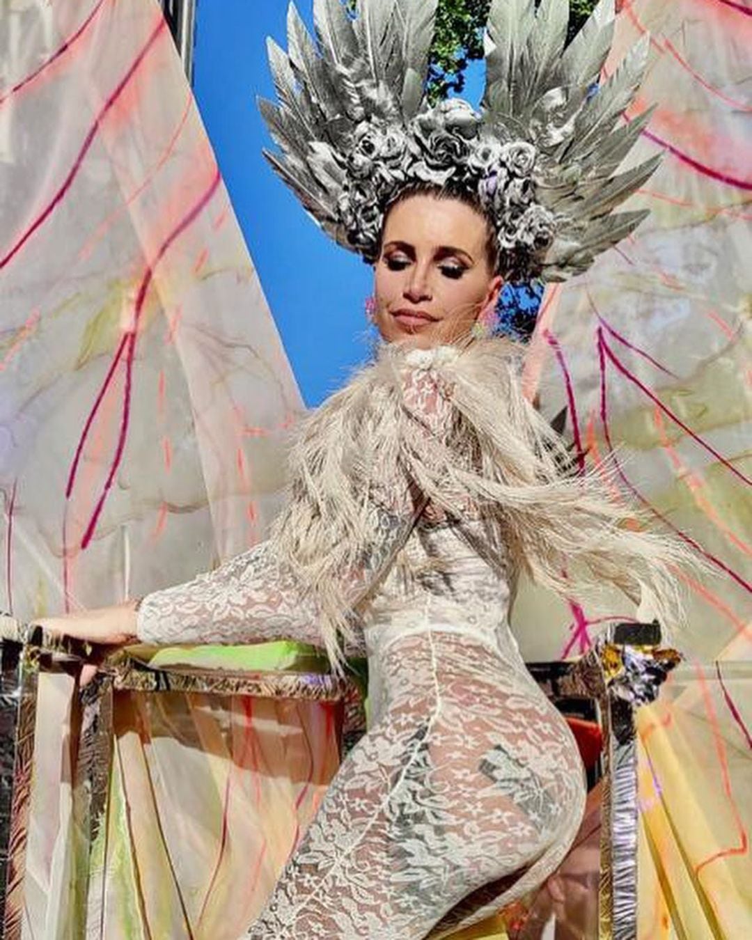 Encaje, plumas y a puro baile, así deslumbró Flor Peña desde una carroza en la Marcha del Orgullo.