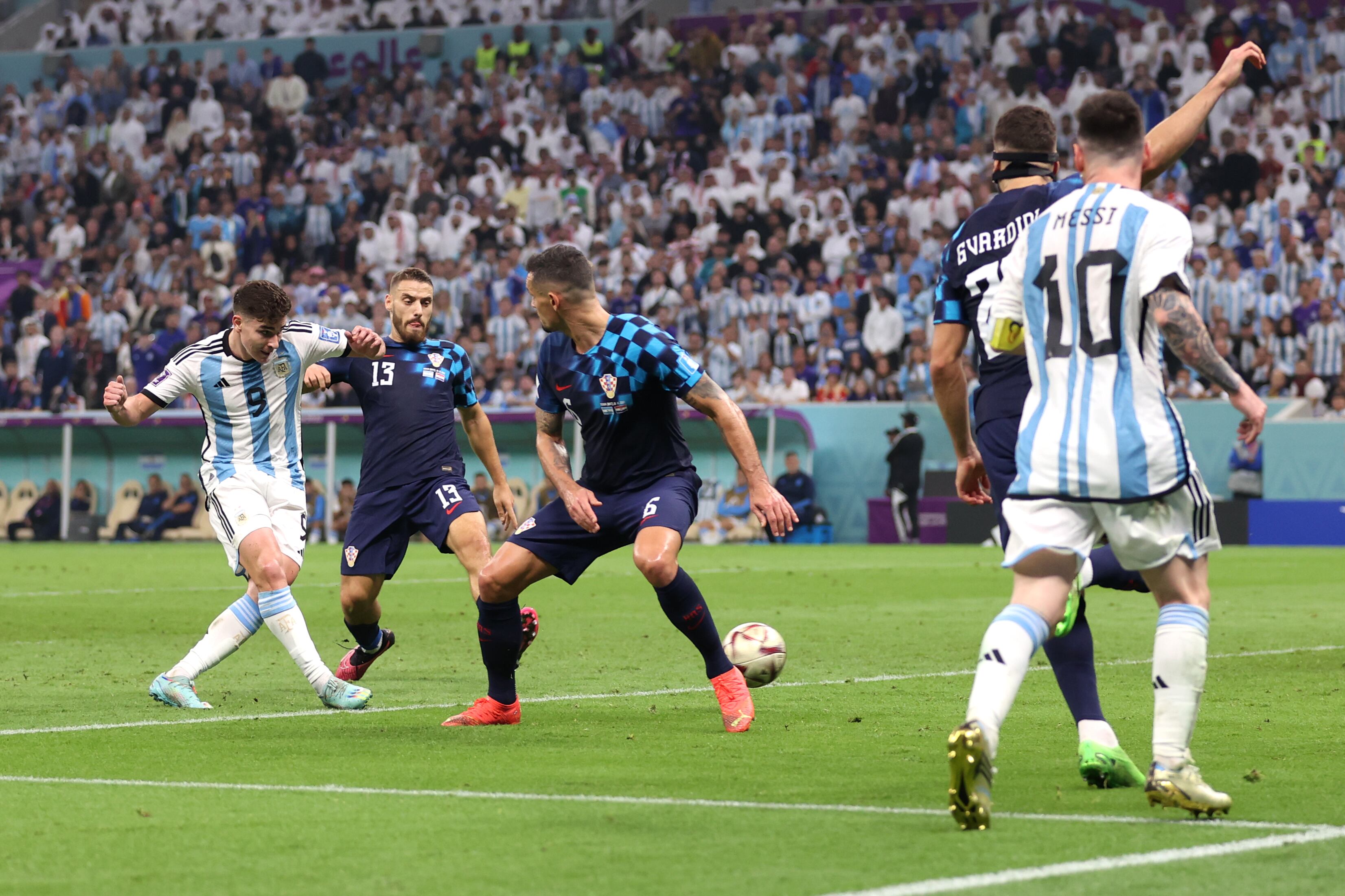 La enorme jugada de Messi y el gol de Álvarez para el 3 a 0. (prensa Fifa).