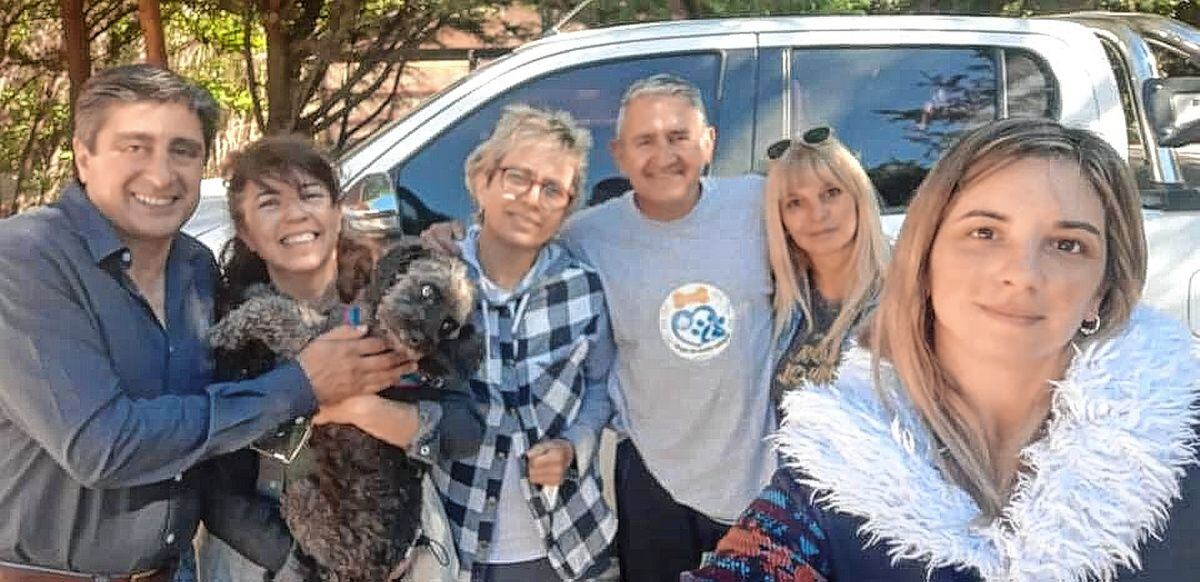 Una pareja de Chaco consiguió trabajo en el Sur y para no abandonar a sus mascotas hicieron dedo.