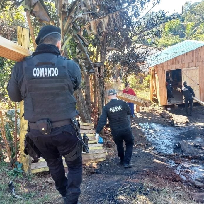 Oberá: policías ayudan a una familia a reconstruir su casa tras un devastador incendio.