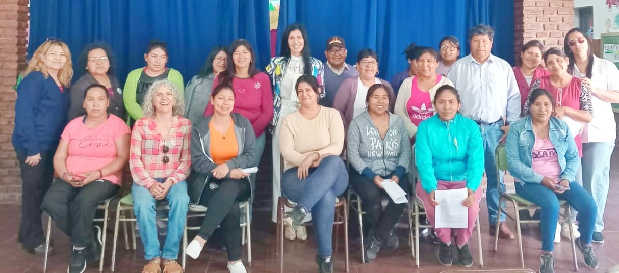 María Eugenia Jamarlli (arriba, al centro) fue recibida en Volcán para presentar su libro "Ultrajada Cuna Jujeña".