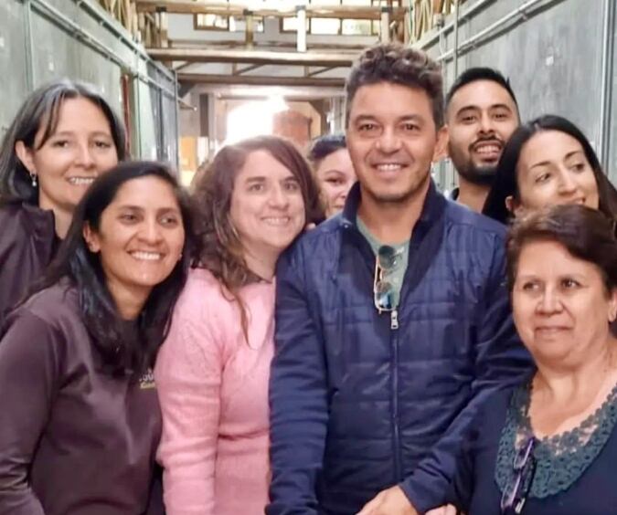 El "Muñeco" Gallardo en Mendoza, la gran atracción de los tupungatinos y turistas, durante su visita a una bodega.