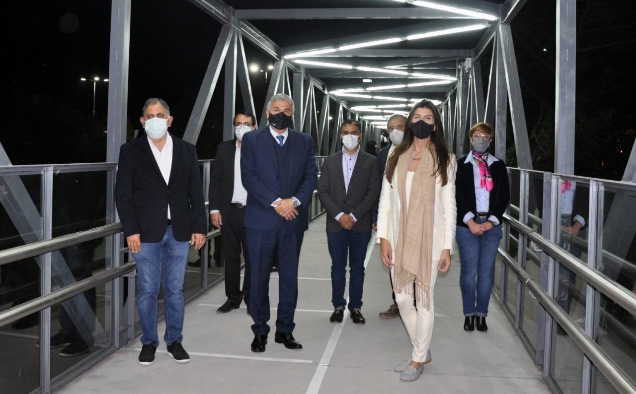 El intendente Jorge, el gobernador Morales y la intendente salteña Bettina Romero, junto a demás autoridades, posaron para los fotógrafos en la pasarela suspendida sobre la calle Iguazú.