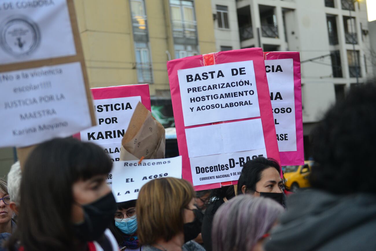 Docentes marchan pidiendo justicia por Karina Moyano una docente de jardín que murio por supuesto acoso laboral