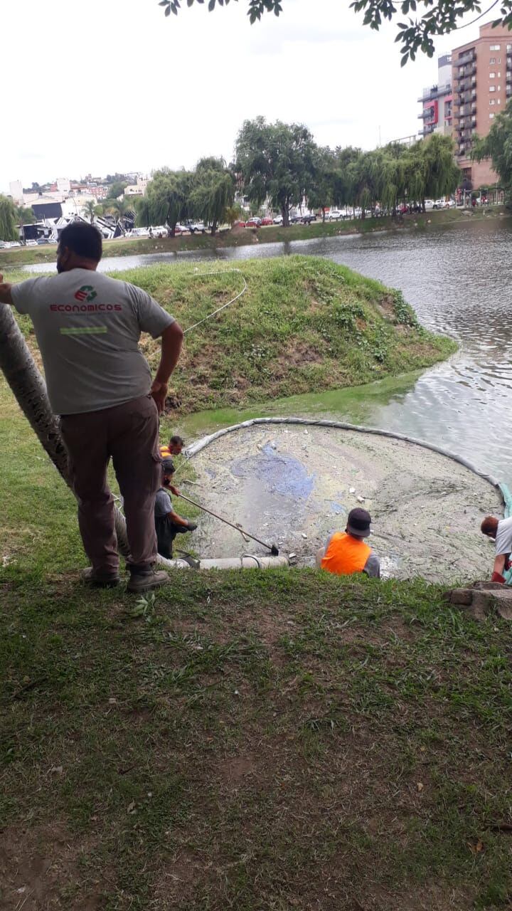 Extracción de cianobacterias en el lago San Roque.