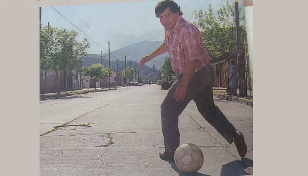 Chacho Cabrera recreando el momento del caño.