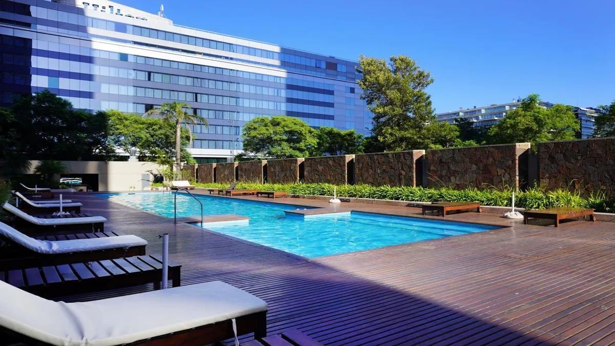 Piscina del departamento en Puerto Madero.