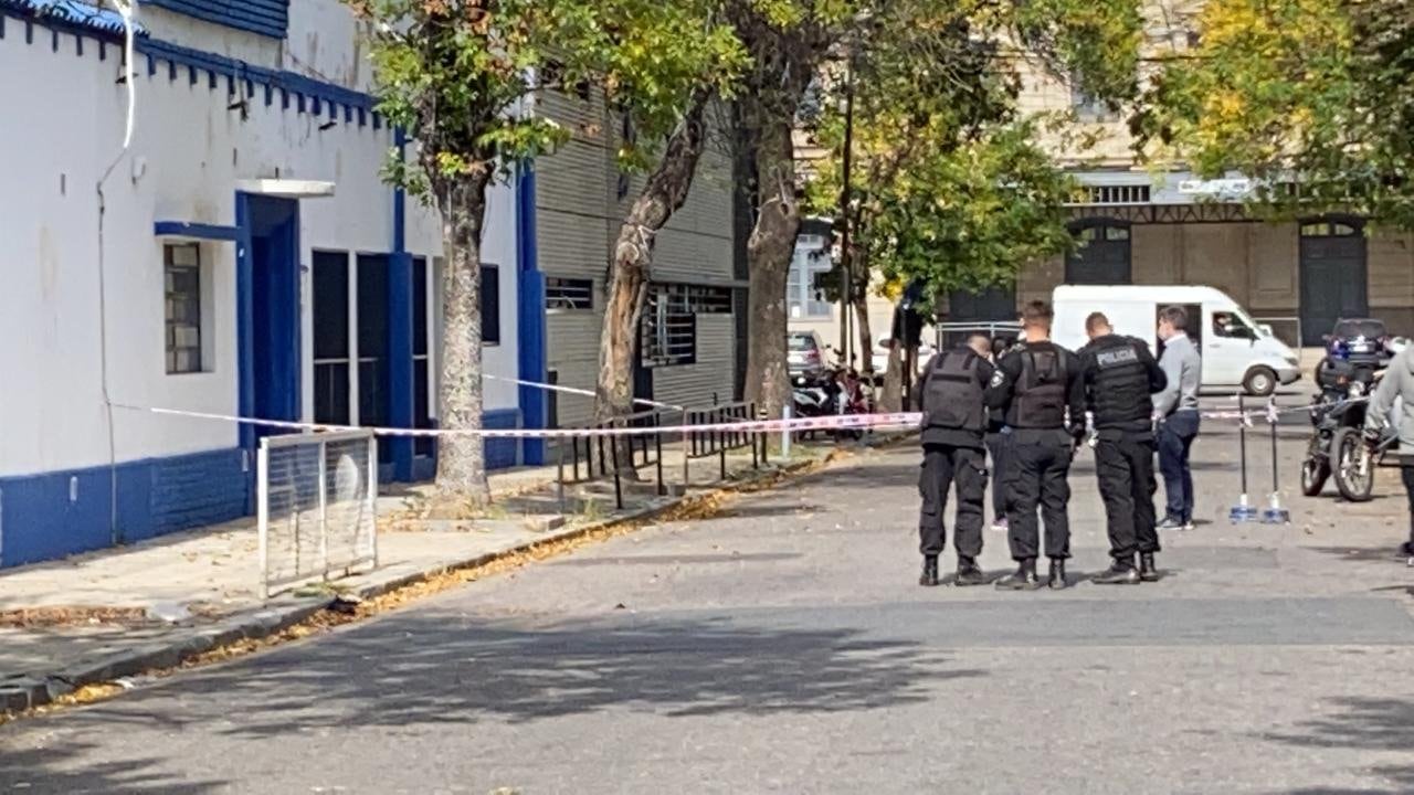 La Policía cortó el tránsito para montar un operativo por la denuncia en Juan Manuel de Rosas al 2500. (@gbelluati)