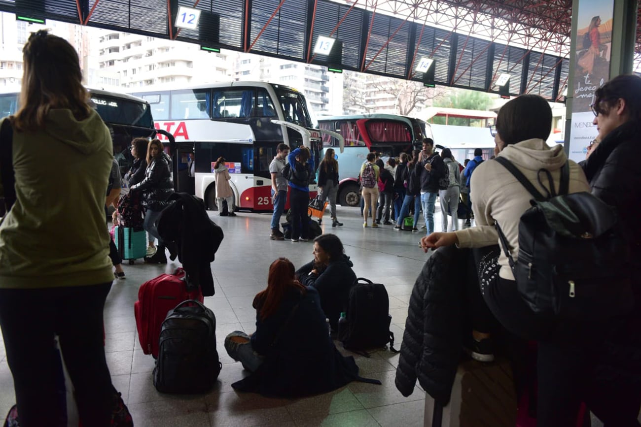 Intenso movimiento en la Terminal de Córdoba por el fin de semana extralargo (José Gabriel Hernández/LaVoz).