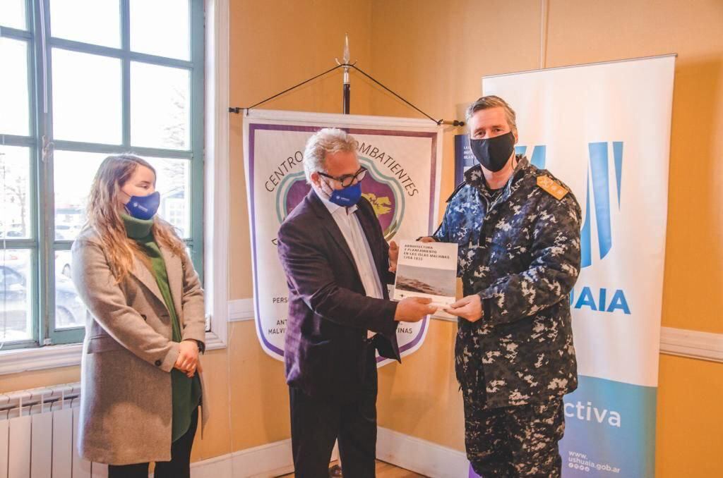 Mario Daniele y Cecilia Fiocchi junto al Comandante del Área Naval Austral, contraalmirante Marcelo Dalle Nogare.