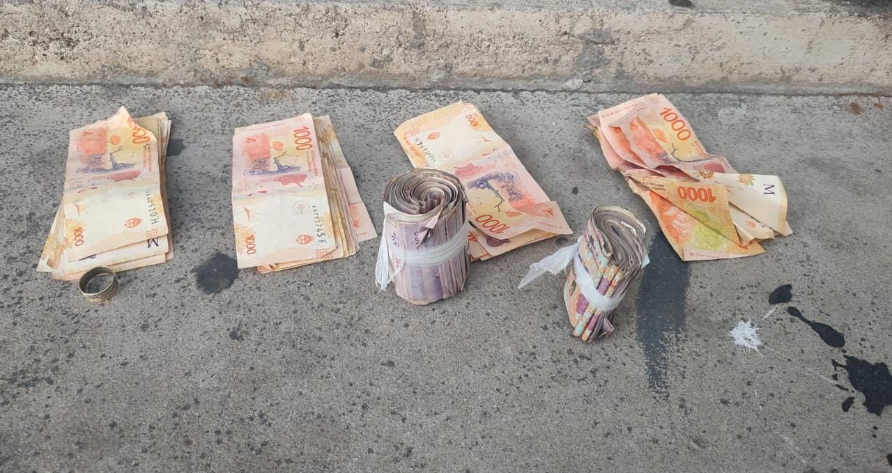 Dinero en efectivo secuestrado tras el operativo.