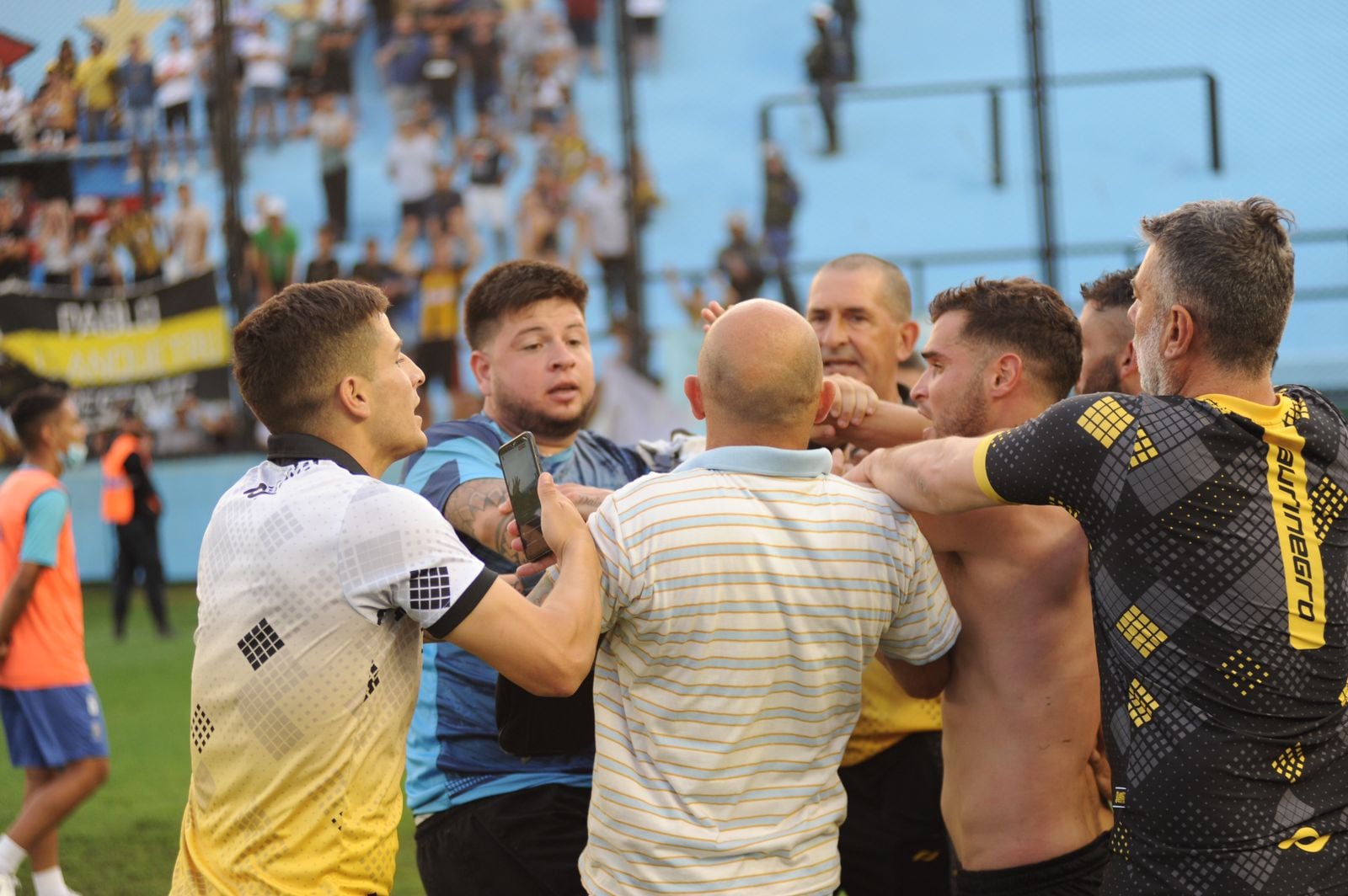 Colaboradores del plantel de Racing se enfrentaron con hinchas de Madryn (Federico López Claro).