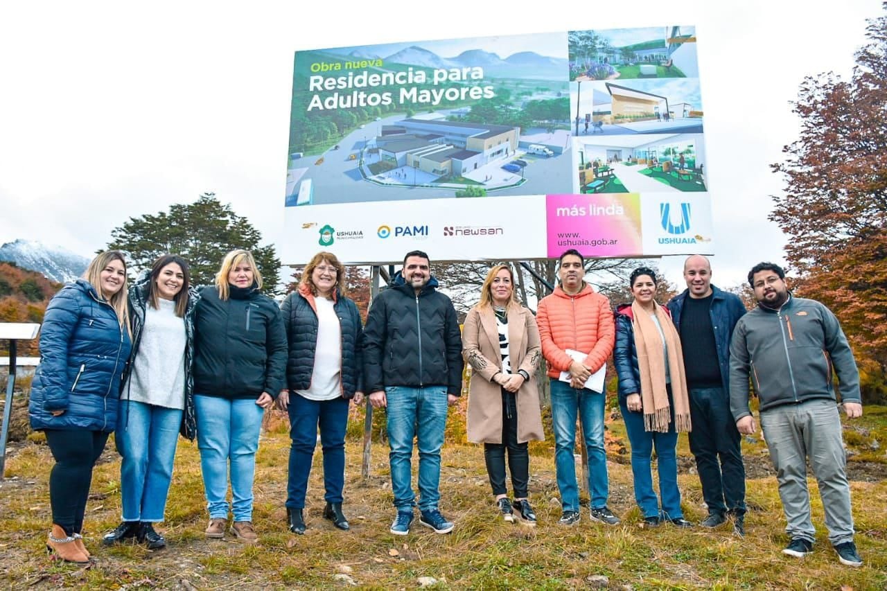 El intendente Walter Vuoto junto a centros de jubilados dió inicio de la obra de la primera Residencia para Adultos Mayores de Ushuaia.