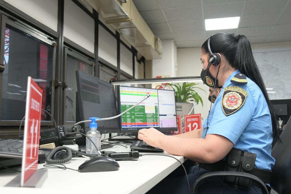 En Jefatura, en el marco del Plan Integral de Seguridad Ciudadana y Prevención del Delito, el ministro de Seguridad Alfonso Mosquera
, la jefa de Policía Liliana Zarate Belletti y el subjefe Ariel Lecler participan de la inauguración del Sistema de Emergencias #911PolicíaCba. 911 Foto: Policía de Córdoba.