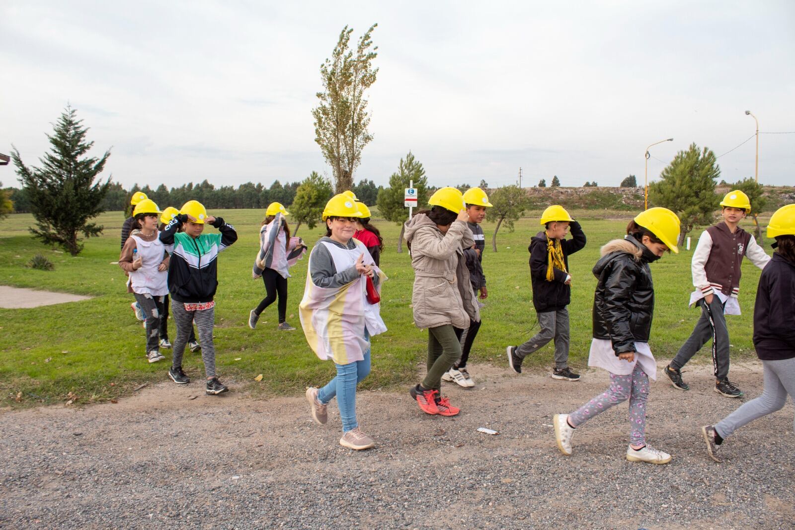 En el Día Mundial del Reciclaje alumnos de escuelas de Tres Arroyos plantaron árboles