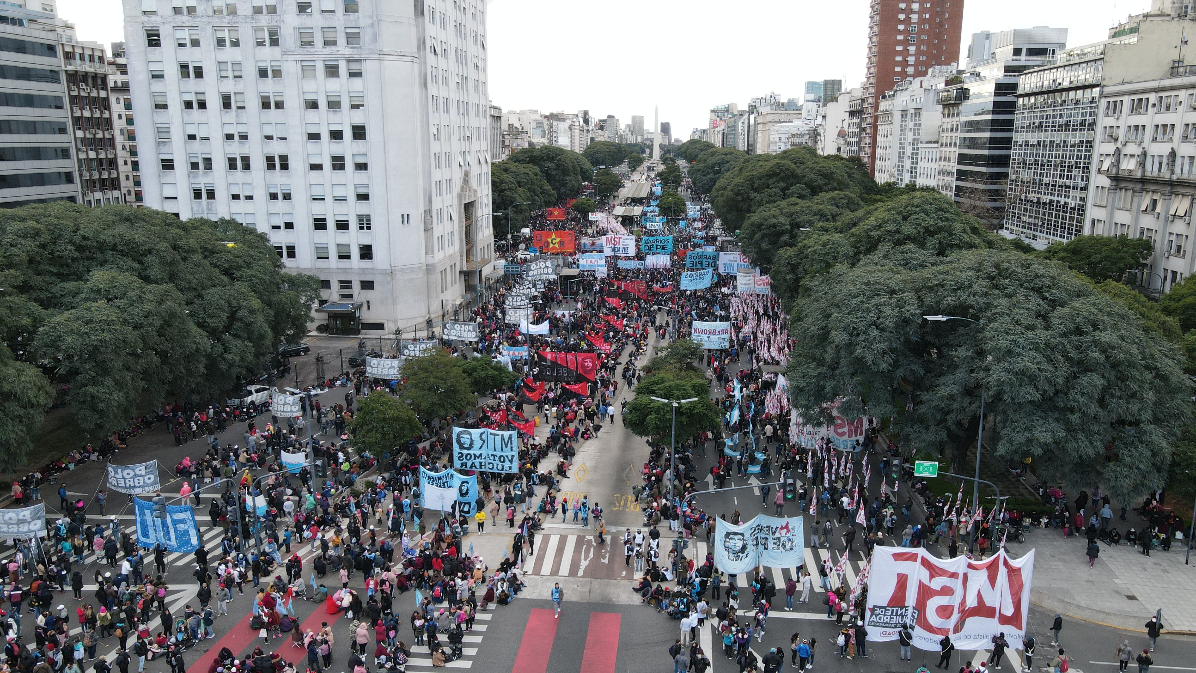 Organizaciones Sociales y movimientos de izquierda cortan la Av 9 de Julio y el metrobus a la altura del Ministerio de desarrollo social. (Foto: Clarín)