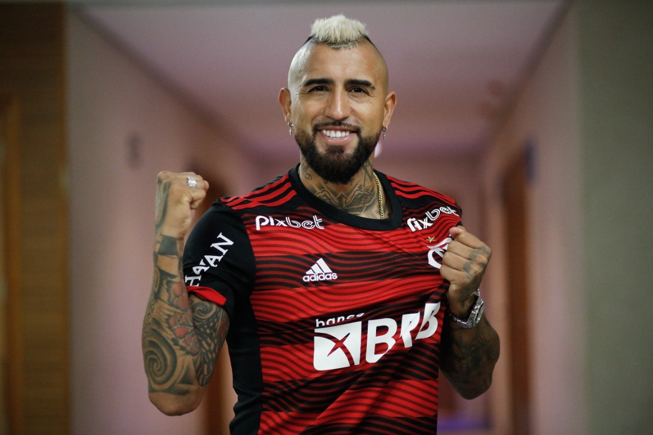 Arturo Vidal con la camiseta del Flamengo.