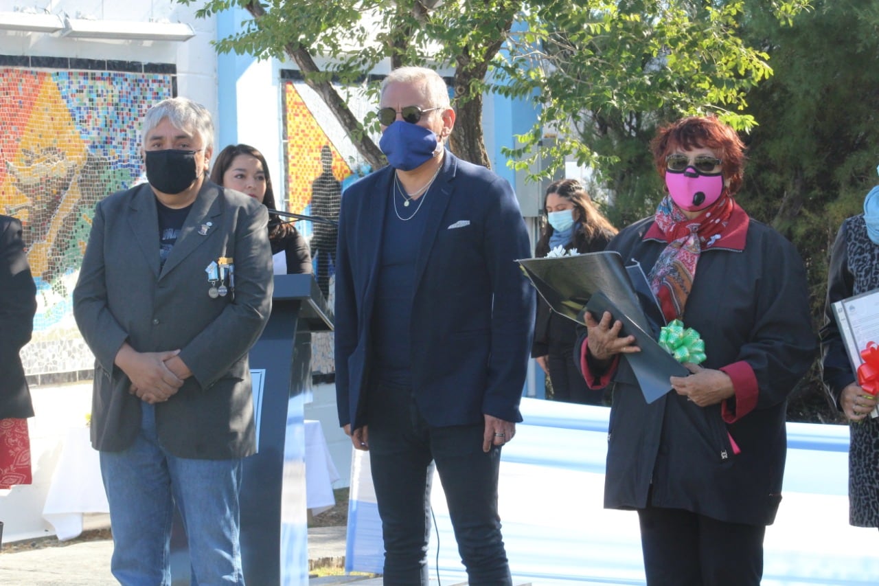 Con un diploma y un ramo de flores once mujeres de la localidad fueron reconocidas como "Mujeres Malvineras del Cañadón".