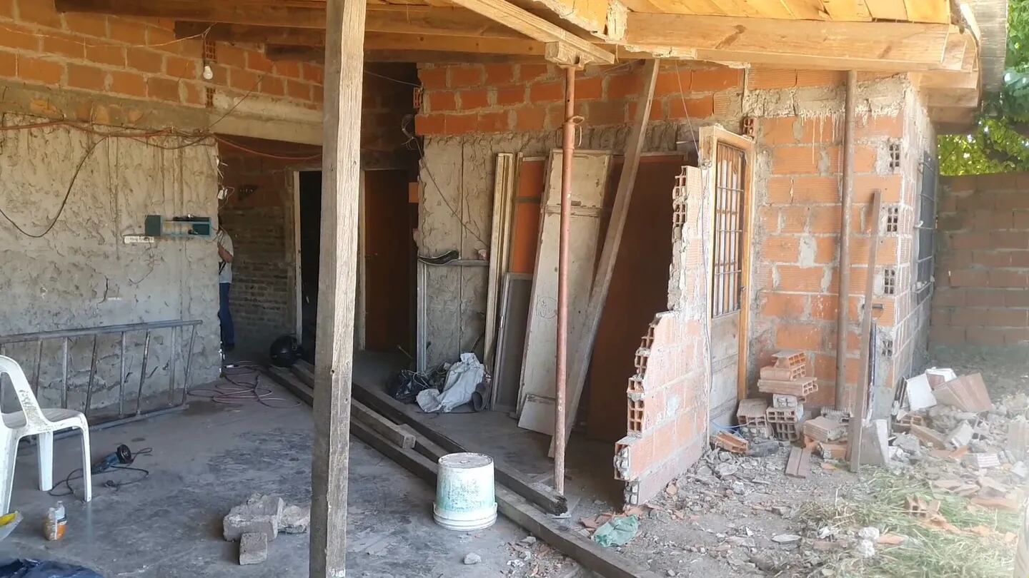 El auto dio de lleno en el comedor de la vivienda, donde estabas los menores.