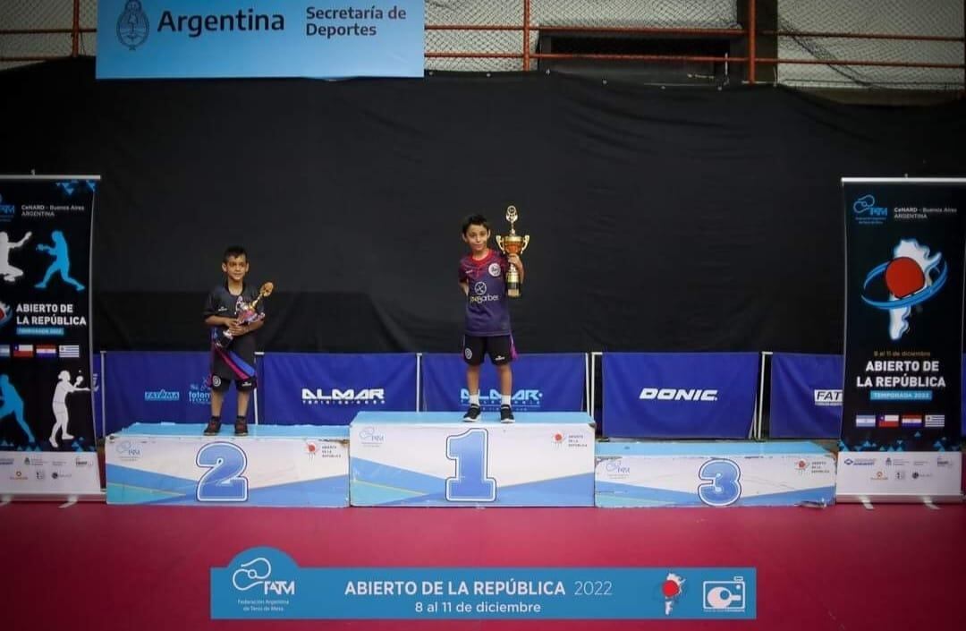 La delegación mendocina con 16 preseas en el Abierto de la república de tenis de mesa.