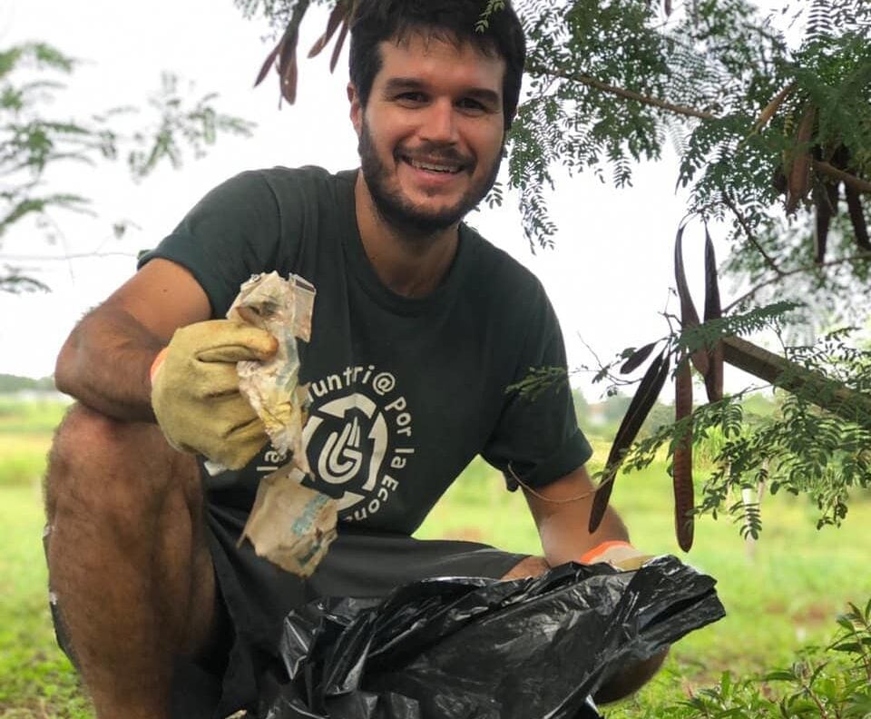 El creador de “Vecino Sustentable” inaugura una vereda construida con residuos plásticos en Posadas