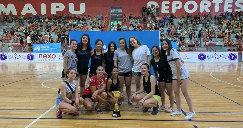 Camila Nahir Carrizo, Guadalupe Martínez López Olivares y Luciana Martinelli junto al equipo cadetes femenino de la Municipalidad de Maipú campeonas en  Chapdmal 2021.