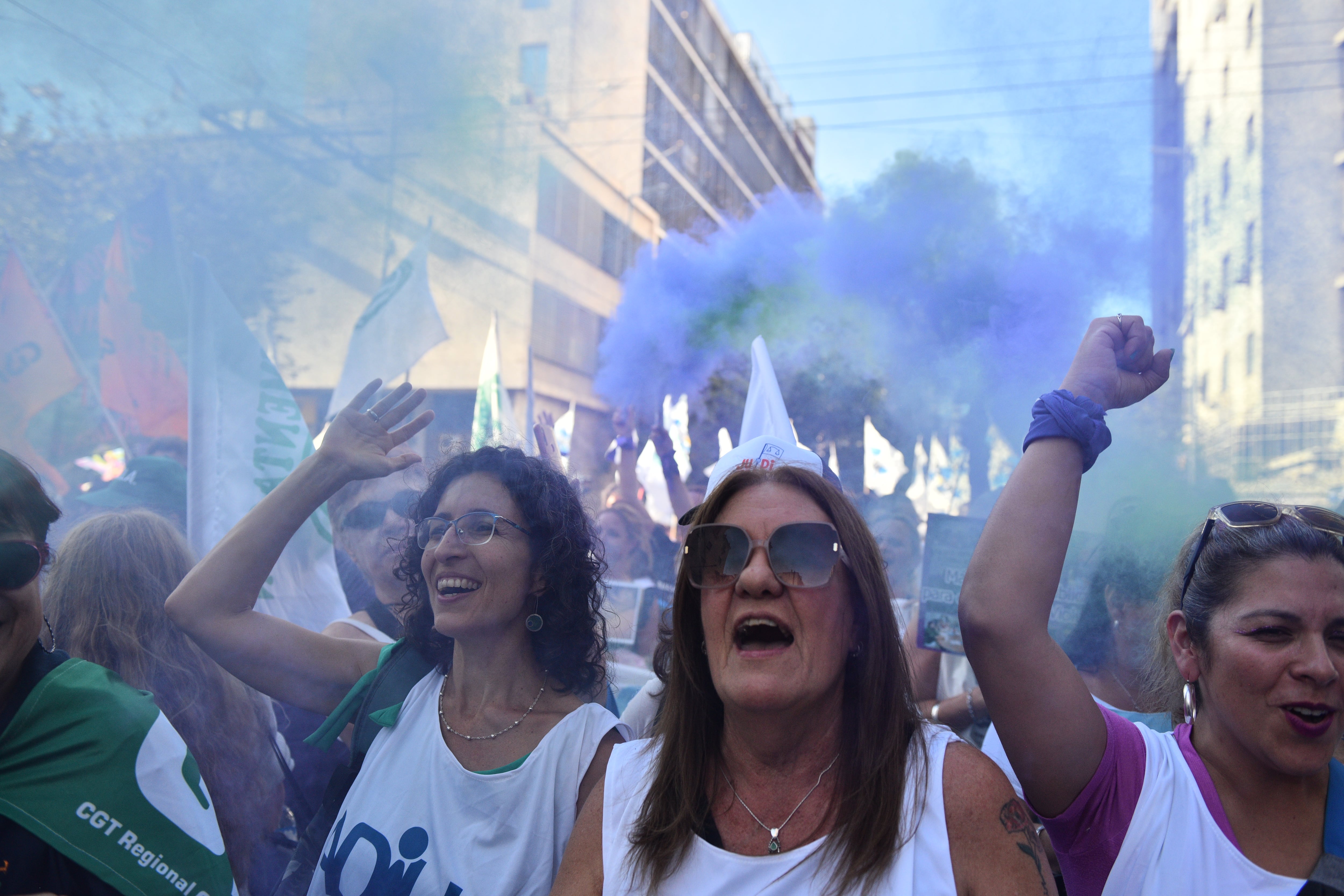 Columnas de manifestantes se movilizan por las principales vías del centro de la ciudad.