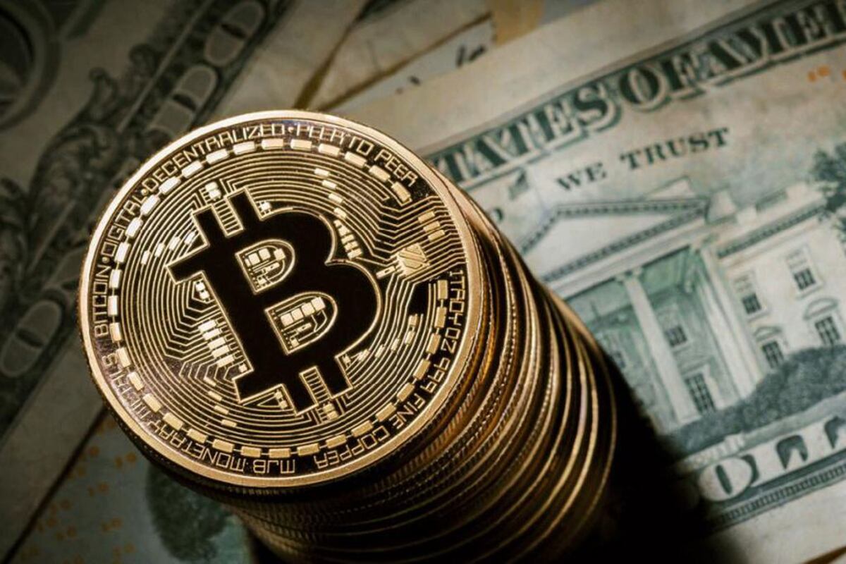 El bitcoin volvió a desplomarse y bajó casi un 50 % desde su máximo