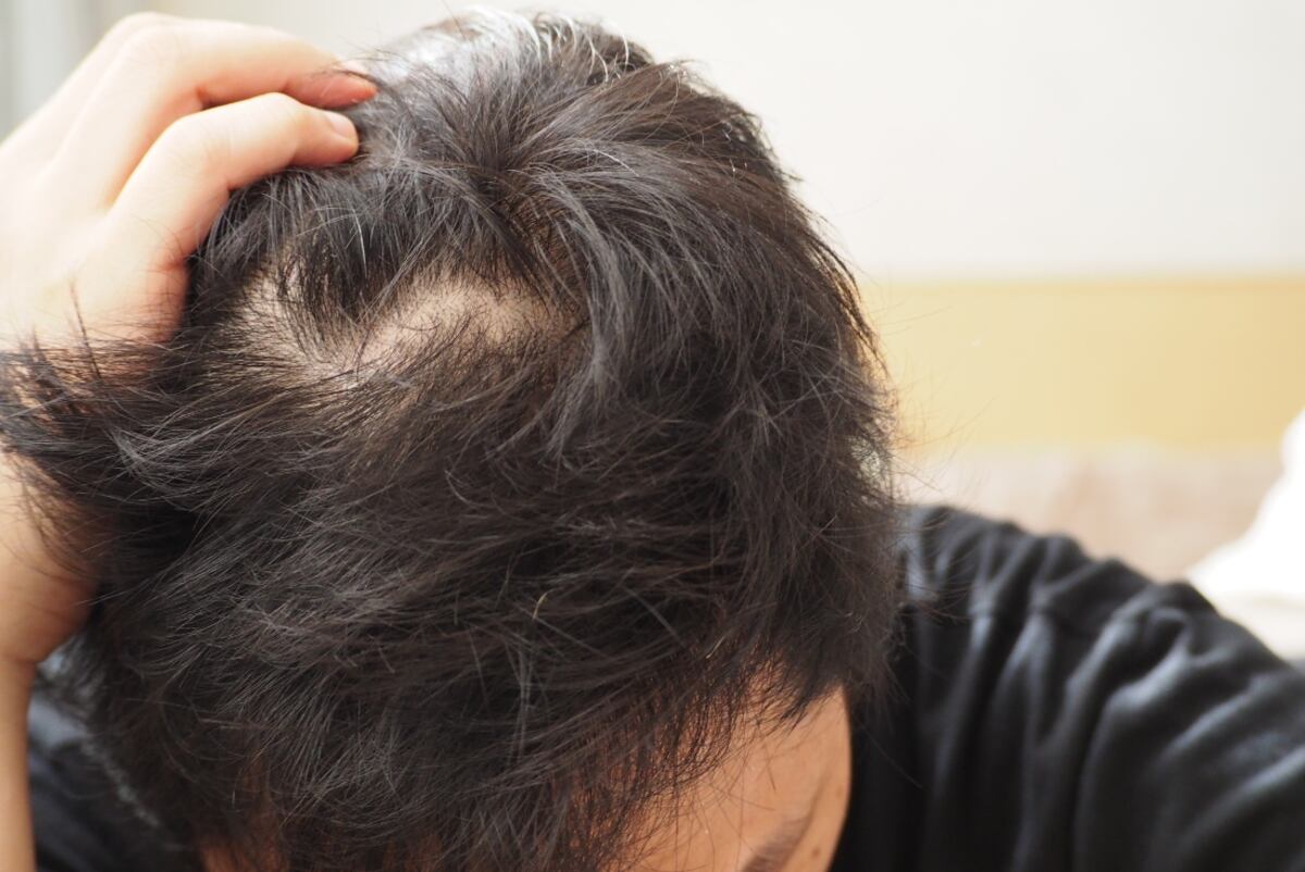 Una peluquería mendocina lanzó su propio “pelo en polvo” y el éxito fue rotundo